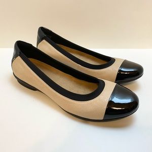 Clarks Sara Orchid Ballet Flats Patent Leather Toe Pebbled Beige Womens 9.5
